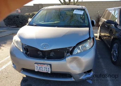 2015 Toyota Sienna Le 8 Passenger z USA, uszkodzony, nr VIN 5TDKK3DC3FS554471